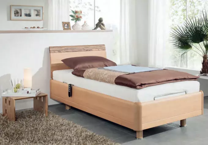 Einzelbett mit Nachttisch - funktionale Extras